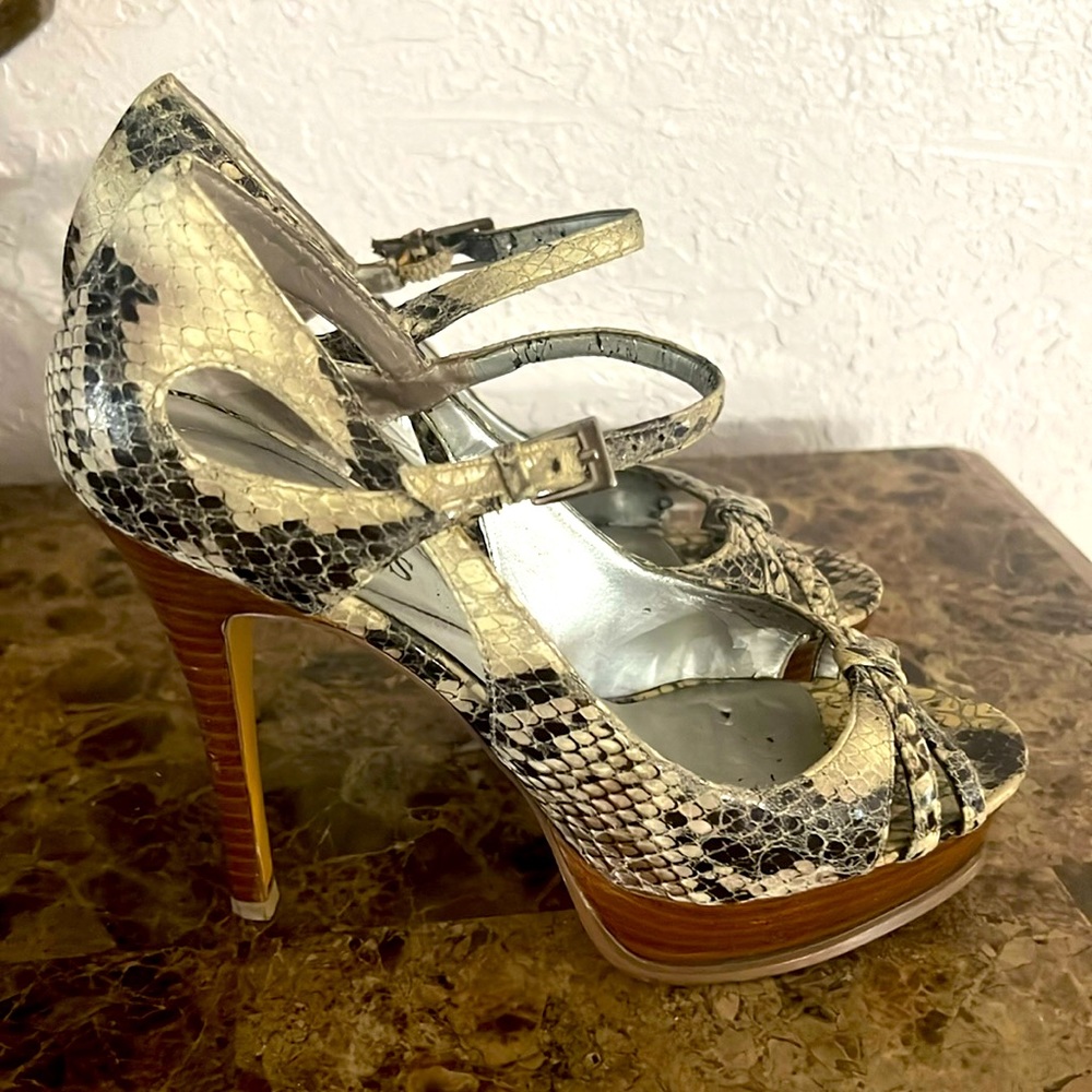Cute Guess heels